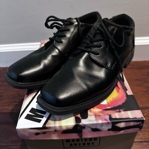 Boys dress shoes. size 5. Worn once.